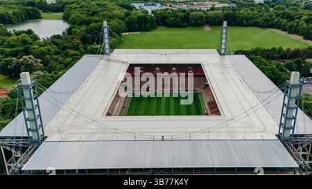 COLONIA, GERMANIA - 5 MAGGIO 2025: Veduta aerea dello Stadion Rhein energie. Lo stadio di casa della Bundesliga club 1. FC Koln. Stadium of Women World C. Foto Stock