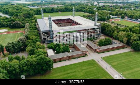 COLONIA, GERMANIA - 5 MAGGIO 2025: Veduta aerea dello Stadion Rhein energie. Lo stadio di casa della Bundesliga club 1. FC Koln. Stadium of Women World C. Foto Stock