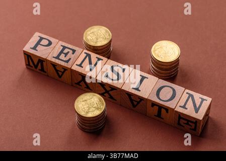 Iscrivere la pensione come sfondo concettuale per un fondo di risparmio, una riserva di fondi, un immobile o un’auto in pensione Foto Stock