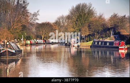 L'ormeggio sul Grand Union Canal nell'Hertfordshire, a metà strada tra Tring e Berkhamsted Foto Stock