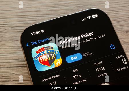 OSTRAVA, CECHIA - 19 GENNAIO 2025: Apple App Store con RallyAces Poker mobile poker e applicazione casinò Foto Stock