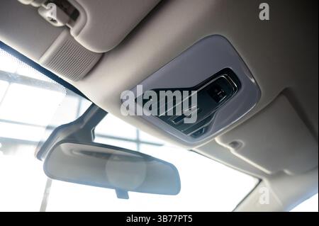 Immagine ravvicinata di un pannello di controllo superiore del veicolo che mostra le informazioni sui passeggeri e i vari comandi disponibili Foto Stock