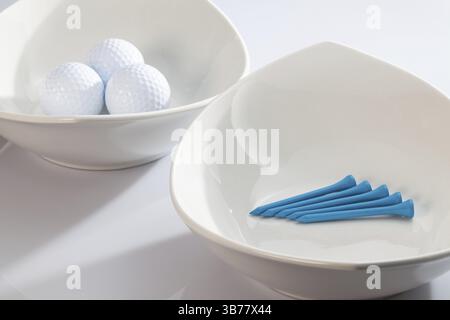 Due ceramiche bianche bocce e palline da golf Foto Stock