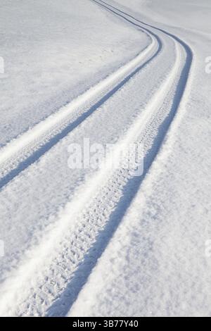 Pneumatico auto via su un vuoto strada invernale Foto Stock