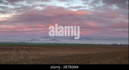 Autunno mattina paesaggio sulla città di Louny. Campo di aratura autunnale all'alba incredibile. Repubblica Ceca Foto Stock