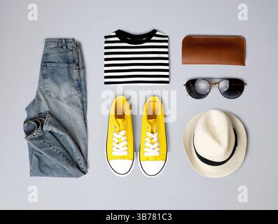 Set di abiti femminili maschili vista dall'alto, abbigliamento da uomo donna piatto, abbigliamento alla moda piegato sopra, oggetti, nessuno. Look alla moda, outfit.Unisex. Foto Stock