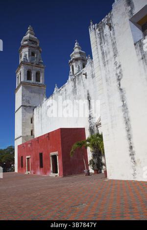 La Cattedrale di nostra Signora dell'Immacolata Concezione. È il principale edificio cattolico all'interno della città fortificata di Campeche in Messico Foto Stock