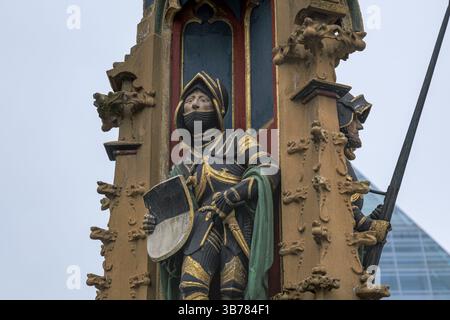 Fountain, Ulm, City, Baden-Wuerttemberg, Germania, UE, mercato, municipio, centro, città vecchia, scultura, sculture, soldato, lancia, scudo, cielo, li Foto Stock
