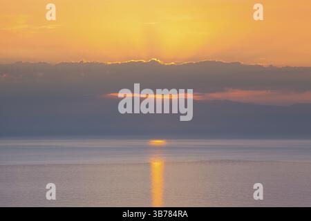 Interessante alba sul mare in Sicilia, Italia, Europa Foto Stock