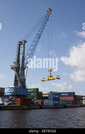 Gru con contenitore Foto Stock