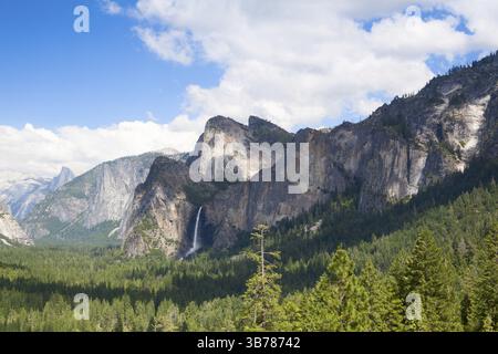 La vista tipica della valle di Yosemite dal tunnel entrata della valle. Parco Nazionale di Yosemite in California Foto Stock