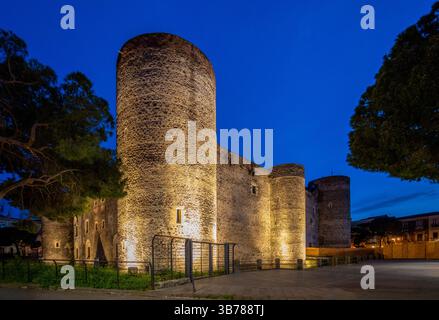 Castello Ursino a Catania, Sicilia, Italia, illuminato artificialmente di notte con le sue torri cilindriche come protagonista Foto Stock