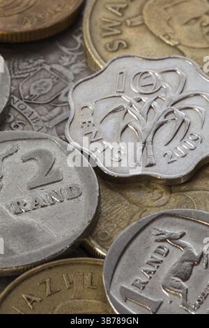 Differenti banconote e monete - Rands bill del Sud Africa Foto Stock