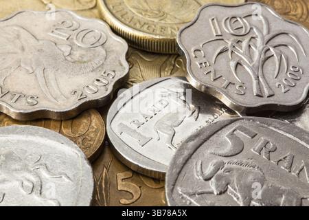 Differenti banconote e monete - Rands bill del Sud Africa Foto Stock