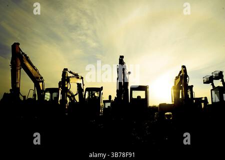 Immagine della silhouette di una macchina pesante. Tiro luogo: Akita Foto Stock