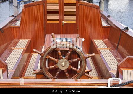 Superfici in legno laccato su una barca Foto Stock