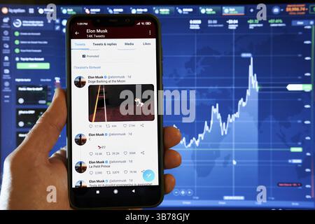 New York, Stati Uniti d'America - 16 aprile 2021: Uno smartphone con il post Twitter di Elon Musk sullo schermo: Doge Barking at the Moon. Foto Stock