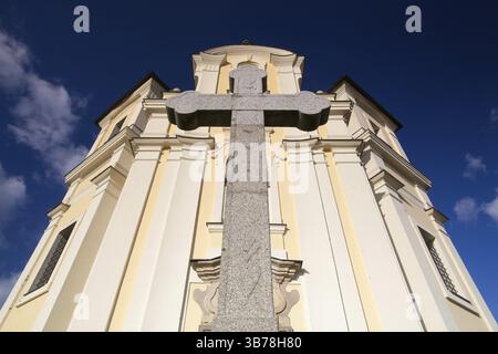 Chiesa sulla sommità del Makova hora Smolotely vicino villaggio nel distretto di Pribram, Repubblica Ceca. Il papavero Mountain (Makova hora) luogo di pellegrinaggio sull'h Foto Stock