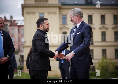 Praga, Repubblica Ceca. 5 maggio 2025. Il primo ministro ceco Petr fiala, a destra, dà il benvenuto al presidente ucraino Volodymyr Zelenskyy, a sinistra, all'arrivo all'Accademia Straka, il 5 maggio 2025 a Praga, Repubblica Ceca. Credito: Presidenza Ucraina/Ufficio stampa presidenziale ucraino/Alamy Live News Foto Stock