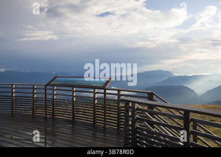 Splendida mattinata nelle Alpi Gerlitzen in Austria. Splendida vista dalla torre sulle montagne slovene Foto Stock