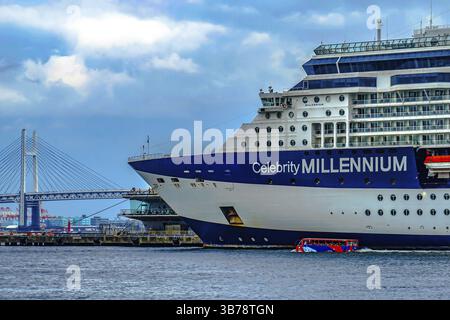 Luxury Liner e (Celebrity Millennium) Water bus e il Bay Bridge. Luogo di tiro: Yokohama-città prefettura di kanagawa Foto Stock