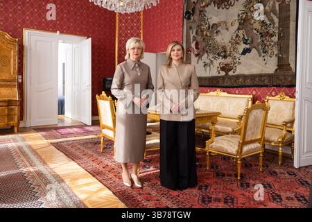 Praga, Repubblica Ceca. 4 maggio 2025. La First Lady Ucraina Olena Zelenska, a destra, posa con la First Lady ceca Eva Pavlova, moglie del presidente Petr Pavel, al Castello di Praga, 4 maggio 2025 a Praga, Repubblica Ceca. Credito: Presidenza Ucraina/Ufficio stampa presidenziale ucraino/Alamy Live News Foto Stock
