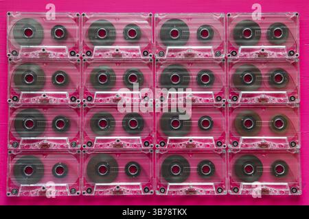Set di vecchie cassette audio su un tavolo in legno.retrò in plastica, musicassetta, cassetta.nastro vintage Foto Stock