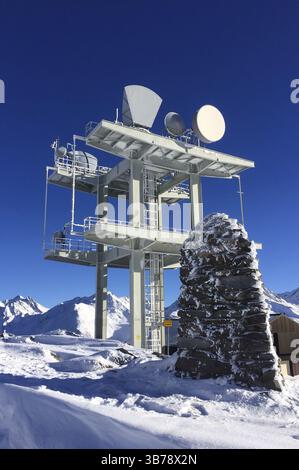 Antenna di comunicazione e parabole satellitari contro il cielo blu Foto Stock