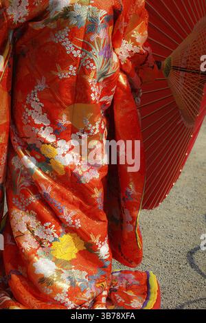 Kimono cerimoniale rosso a dodici strati (costume nazionale giapponese). Luogo di ripresa: Yokohama-città prefettura di kanagawa Foto Stock