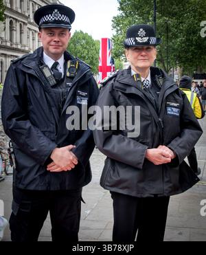 Cenotaph, Westminster, Londra, Regno Unito. 5 maggio 2025. Ho incontrato il vice Commissario della polizia Lynne Owens, che si ritira dalla polizia il 9 maggio 2025 supervisiona le operazioni nel suo ultimo ruolo operativo importante, mentre migliaia di persone si sono riunite nel centro di Londra per celebrare il 80° anniversario della Vittoria in Europe VE Day Foto Stock