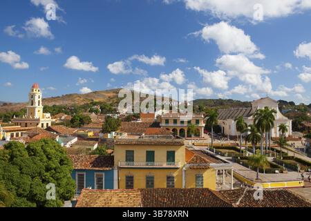 Vista dal tetto sulla strada in Trinidad, Cuba. Gli edifici coloniali in Trinindad, Cuba. Grand barocco e neoclassico edifici mostrano ciò che la vita a Cuba Foto Stock