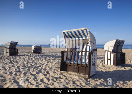 Sedie a sdraio tipiche sulla spiaggia di Ahlbeck. Ahlbeck è un distretto del comune di Heringsdorf sull'isola di Usedom sulla costa baltica Foto Stock