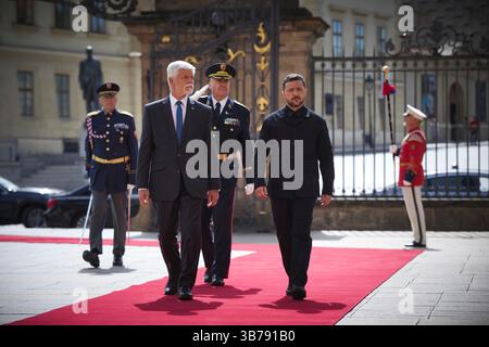 Praga, Repubblica Ceca. 4 maggio 2025. Il presidente ceco Petr Pavel, a sinistra, accompagna il presidente ucraino Volodymyr Zelenskyy, a destra, mentre esaminano la guardia d'onore all'arrivo al castello di Praga, il 4 maggio 2025, a Praga, Repubblica Ceca. Credito: Presidenza Ucraina/Ufficio stampa presidenziale ucraino/Alamy Live News Foto Stock