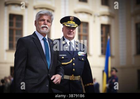 Praga, Repubblica Ceca. 4 maggio 2025. Il presidente ceco Petr Pavel, ha lasciato il paese, attende l'arrivo del presidente ucraino Volodymyr Zelenskyy e della First Lady Olena Zelenska al castello di Praga, il 4 maggio 2025, a Praga, Repubblica Ceca. Credito: Presidenza Ucraina/Ufficio stampa presidenziale ucraino/Alamy Live News Foto Stock