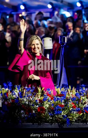 AMSTERDAM - Queen Maxima parte dal fiume Amstel al Royal Theater Carre, dopo il concerto del 5 maggio. Il concerto segna tradizionalmente la conclusione della celebrazione della Liberazione Nazionale. ANP RAMON VAN FLYMEN netherlands Out - belgio Out Foto Stock