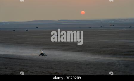 Doha, Qatar-22 gennaio 2025: Un'emozionante esperienza di esplorazione delle dune nel deserto Sealine, con veicoli fuoristrada che sfrecciano attraverso le dune di sabbia dorata Foto Stock