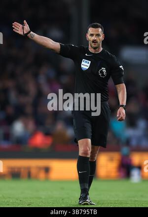 Londra, Regno Unito. 5 maggio 2025. Arbitro Andy Madley durante la partita Crystal Palace vs Nottingham Forest Premier League a Selhurst Park, Londra. Il credito per immagini dovrebbe essere: Paul Terry/Sportimage Credit: Sportimage Ltd/Alamy Live News Foto Stock