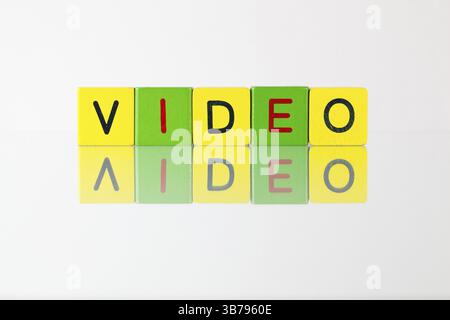 Video - una scritta da bambini i blocchi in legno Foto Stock