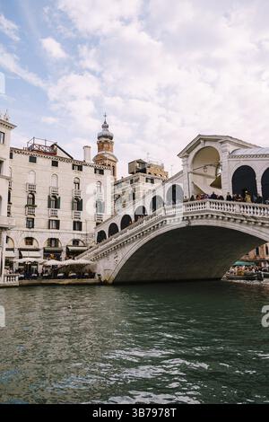 Venezia, Italia - 4 ottobre 2019: Il bellissimo Ponte di Rialto sul Canal grande centrale a Venezia, Italia, con negozi, splendide viste e Foto Stock