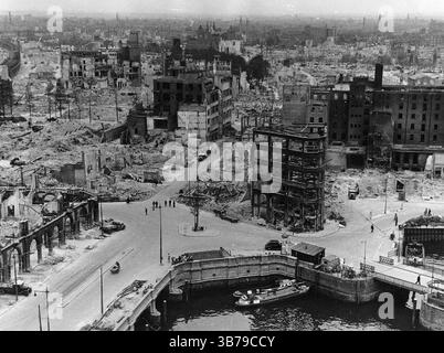 Nel 1940, Rotterdam fu sottoposta a pesanti bombardamenti aerei da parte della Luftwaffe durante l'invasione tedesca dei Paesi Bassi durante la seconda guerra mondiale. L'obiettivo era quello di sostenere le truppe tedesche che combattevano in città, rompere la resistenza olandese e costringere l'esercito olandese ad arrendersi. I bombardamenti iniziarono all'inizio delle ostilità il 10 maggio e culminarono con la distruzione dell'intero centro storico della città il 14 maggio. Foto Stock