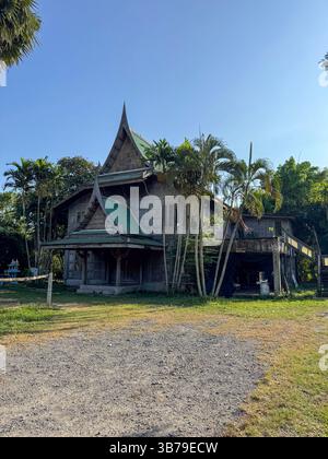 Edifici del Bangkok Elephant Care Sanctuary con un lago e fiori di loto, splendido spazio tropicale per la protezione di animali esotici. Riserva naturale della Thailandia, centro di conservazione degli elefanti. Foto Stock