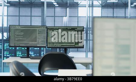Computer in strutture di data center vuote che gestiscono il consumo energetico dei rack. Primo piano dello script sui monitor per PC utilizzati per l'automazione e il monitoraggio dei processi nella sala server, ripresa da fotocamera portatile Foto Stock