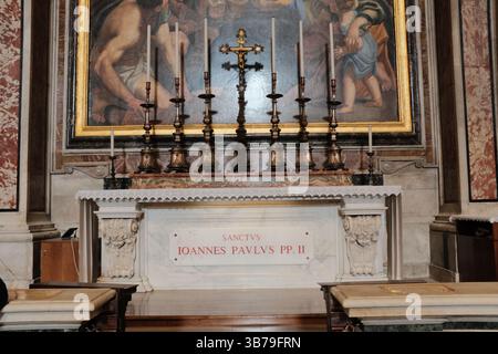 Tomba e altare di San Giovanni Paolo II all'interno della basilica di San Pietro con crocifisso d'oro dipinti sacri e design in marmo che commemorano il defunto papa. Foto di alta qualità Foto Stock