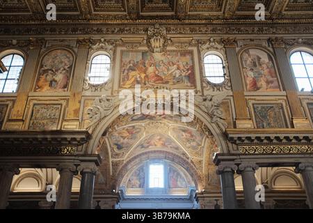 Affresco ad arco dettagliato e affreschi murali all'interno della Basilica di Santa Maria maggiore di Roma con temi religiosi e decorazioni barocche dai toni dorati. Foto di alta qualità Foto Stock