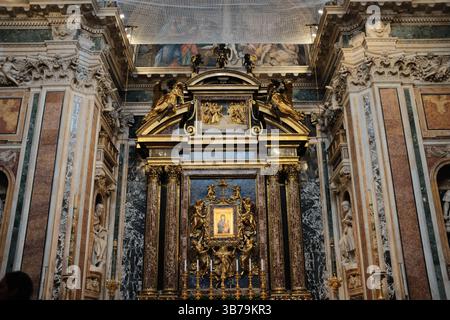 Icona di Salus Populi Romani, consacrata in oro, fiancheggiata da colonne corinzie ornate, sculture dorate e pareti decorative in marmo nella Basilica di Santa Maria maggiore Roma Italia. Foto di alta qualità Foto Stock