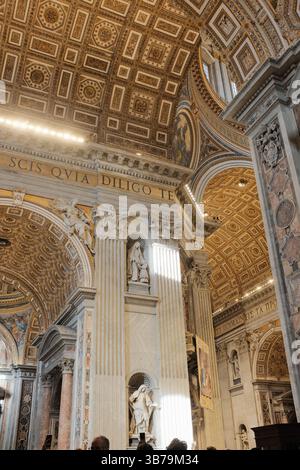 Soffitto decorativo a cassettoni dorati e colonne dettagliate con affreschi e intagli all'interno della basilica di San Pietro che mostrano l'architettura barocca cattolica nella città del Vaticano. Foto di alta qualità Foto Stock