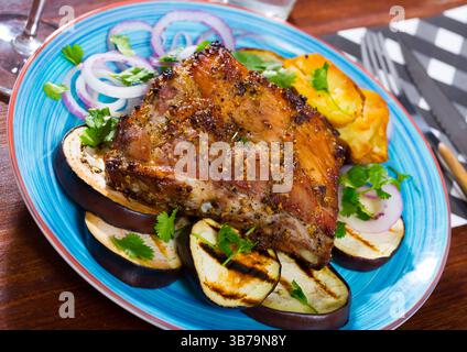 carne di maiale arrosto con verdure Foto Stock