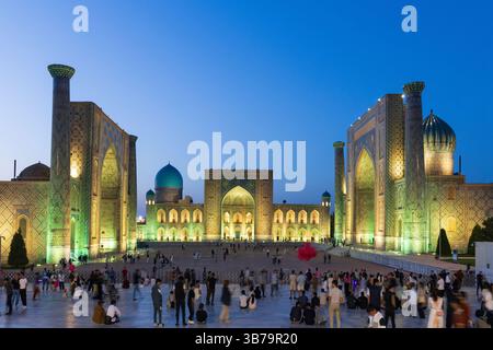 Il Registan (XV-XVII secolo) al crepuscolo a Samarcanda, Uzbekistan Foto Stock