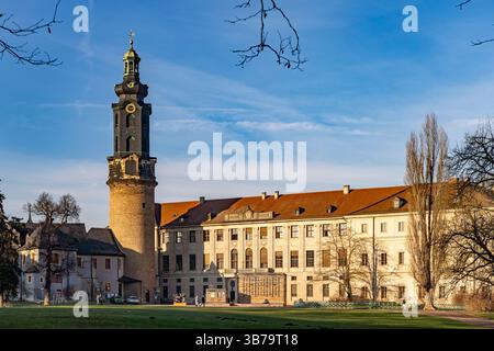 Palazzo della città di Weimar con Torre del Castello di Weimar, Turingia, Germania, Europa Foto Stock