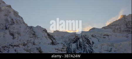 Edificio dell'osservatorio Jungfraujoch in una giornata invernale di neve all'alba sul picco montano a Jungfrau, Grindelwald, Canton Berna, Svizzera. Foto Stock
